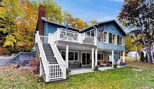 Charming Four-Season Lakehouse with Scenic Views and Activities for All Ages