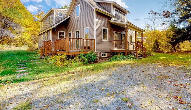 Charming home with game room, full kitchen, deck, & washer/dryer