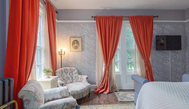 Charming Inn Steps away from Downtown Warwick only an Hour away from NYC