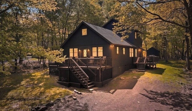 Charming Lake Harmony Chalet Cabin w/King Bed, Close to Lake