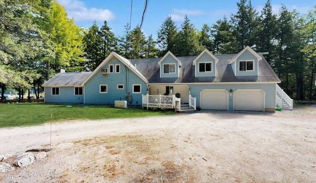 Charming lakeside home near skiing w/shared pool, tennis courts, & washer/dryer