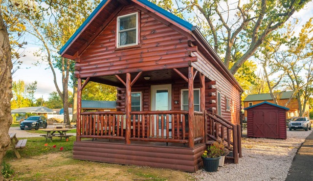 Charming Lakeview Cabin Near Geneva-On-The-Lake, The Perfect Getaway! in Ashtabula
