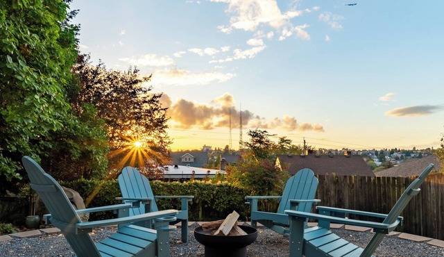 Charming Madrona Stay Walk to Lake & Cafes, Shops, A/C Parking in Seattle