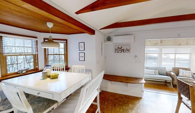 Charming pet friendly cottage steps from Follins Pond.