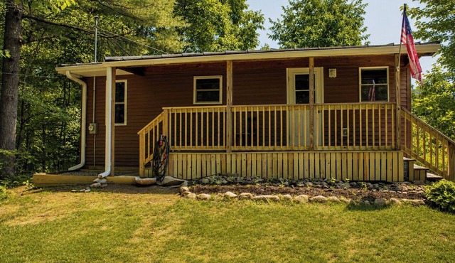 Charming, pet friendly 2-bedroom camp close to multiple lakes for boating