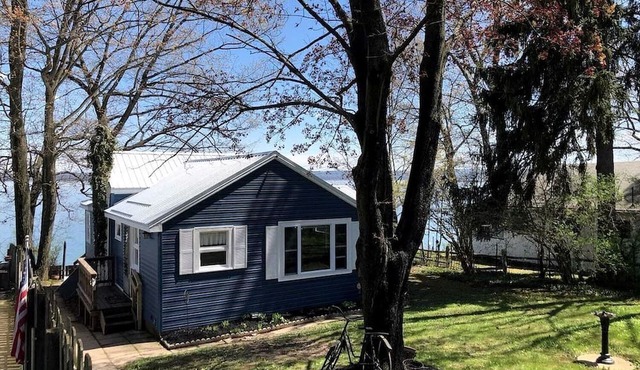 Charming Pet-Friendly Cottage Seconds from Lake near Rochester, New York