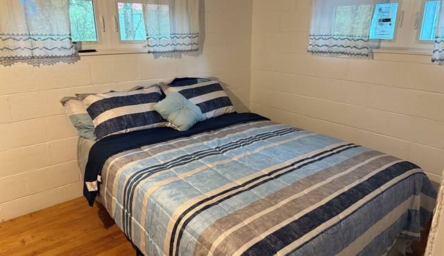 Charming private cottage in Sanbornton with beach access to Lake Winnisquam.
