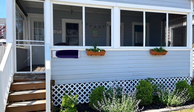 Charming, renovated 2-bedroom cottage in Old Orchard 100 yds to the beach