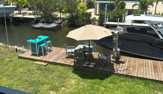Charming shared 1-bedroom house with AC and WiFi also has a 37 foot dock in Ramrod Key