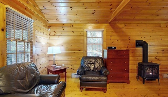 Charming studio cabin near hiking trails with firepit, & AC