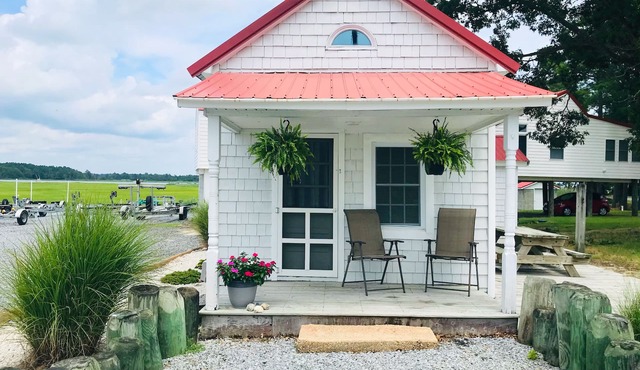 Charming waterfront cottage- marina access and short drive to Bethany Beach in Dagsboro