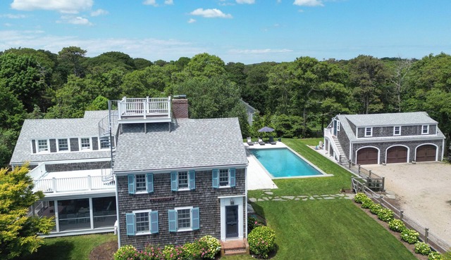 Chatham Estate. Heated Pool, Sleeps 16+, AC, walk to beach! 1.3 mi from town.
