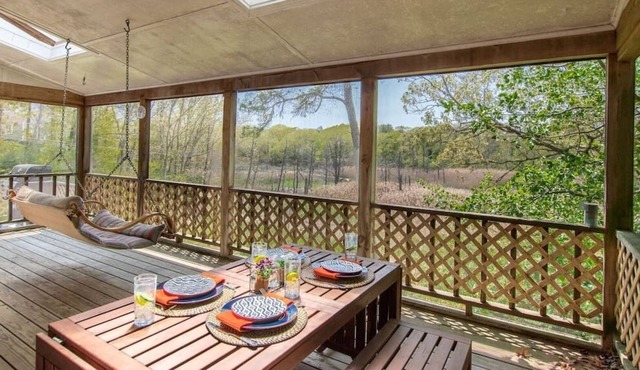 Chatham Getaway w/ Screened Porch!