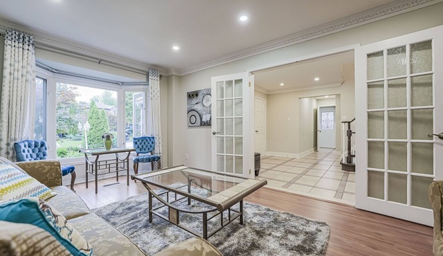Cheerful luxury 7 bedroom/7 washroom ravine house