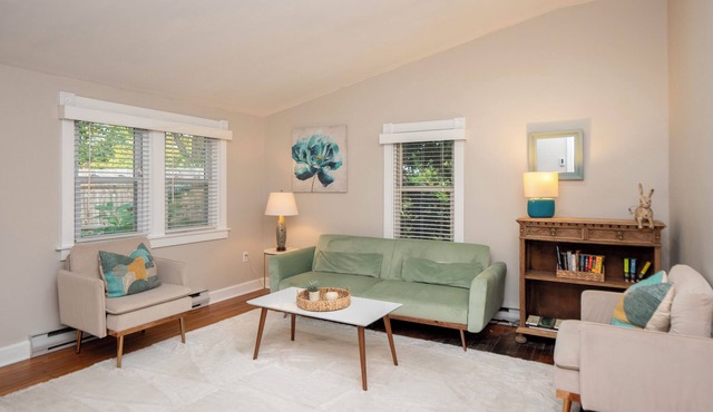 Cheerful two bedroom cottage with Parisian patio!