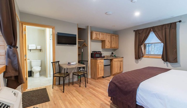 Cherry Lodge #4: Cozy King Room