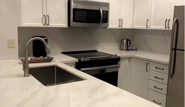 Chic Downtown Mississauga Condo | 5 Min Walk to Square One!