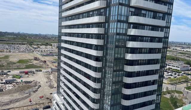"Chic Retreat: Pet & Smoke-Friendly, Balcony Views, Prime Location!"