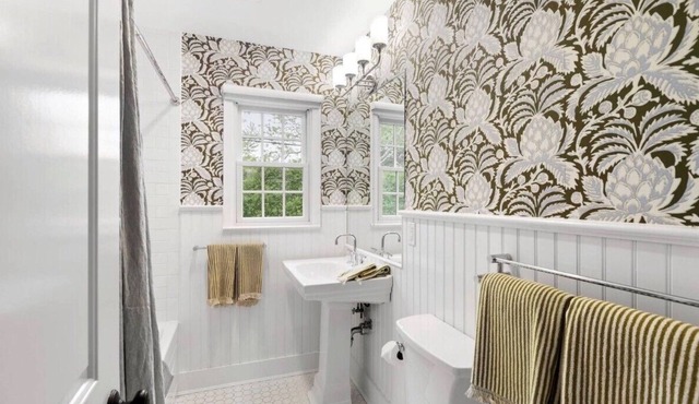 Chic Southampton Getaway with heated Pool, minutes to Beach, & Village