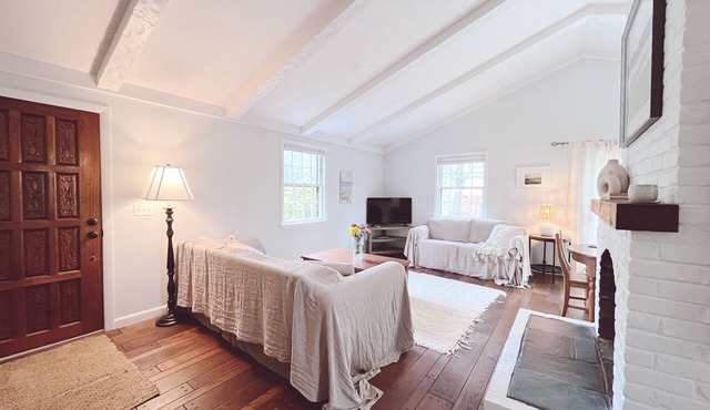 Classic, airy Chatham cottage minutes from beach