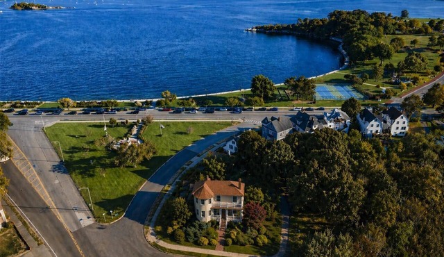Classic Coastal Family Home | Walk to Sea;King Bed