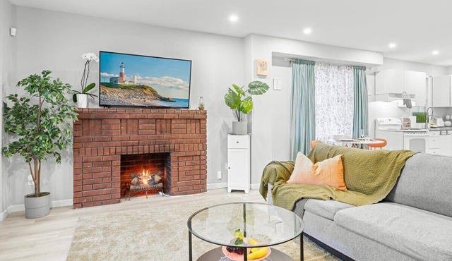 Clean &Comfortable close to mall in Toronto