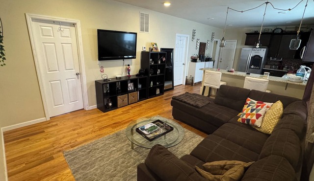 Clean comfy smoke friendly 2 bedroom stay in Linden