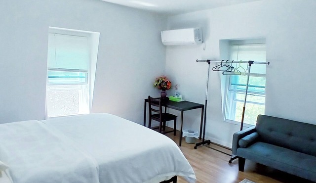 Clean master bedroom with King & private bath, 2 blocks from Rt 95, Free Wi-Fi in New London