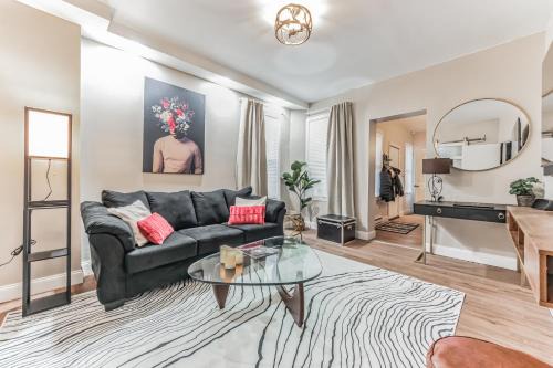 Close to all Walkable to PPL bars restaurants Near colleges hospitals parks