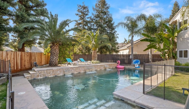 Clovis Pool Retreat ~Private Pool~5BR~Sleeps 12 in Clovis