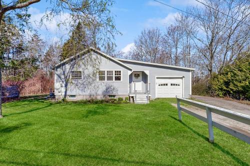 Coastal bungalow with large yard, beautiful kitchen, & great location