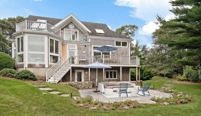 Coastal Comfort in Vineyard Haven: Newly Renovate Home: Sleeps 8