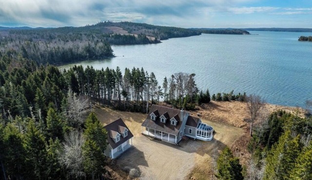 Coastal Escape at Clay Point Retreat - Water front - 3 Bedroom home - Sleeps 10