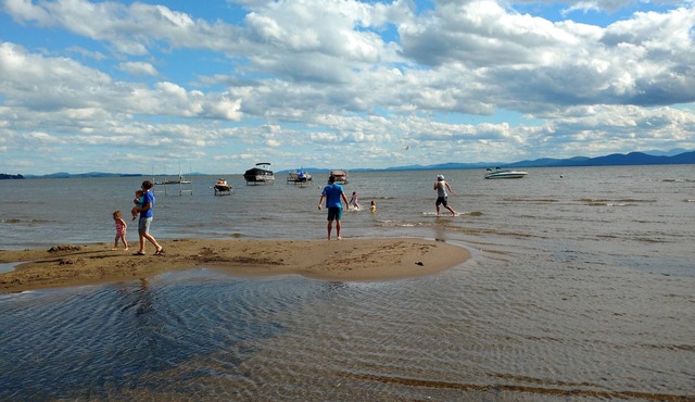 Colchester Vermont. Quiet 3 BR Lake Champlain cottage. Near bike path. Sleeps 6