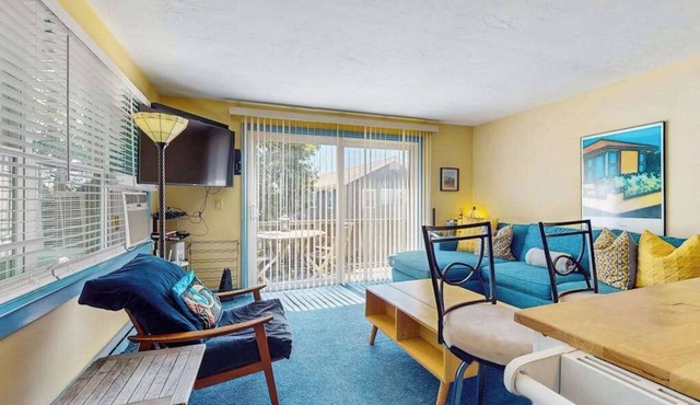 Colorful, family-friendly condo close to the ocean & renovated interior