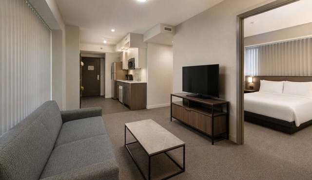Comfortable 1BR Downtown Condo - Near Top Toronto Sights!