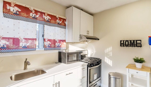 Comfortable 2-bedroom with Patio and Free Parking near Main St!