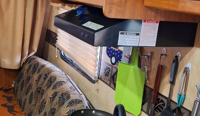 Comfortable Camper a few miles off thruway and area attractions. Fire ring wood