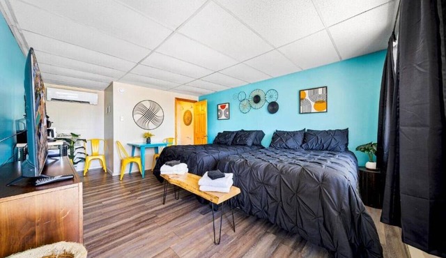 Comfortable Room with 2 Beds Just a Short Walk from the Beach
