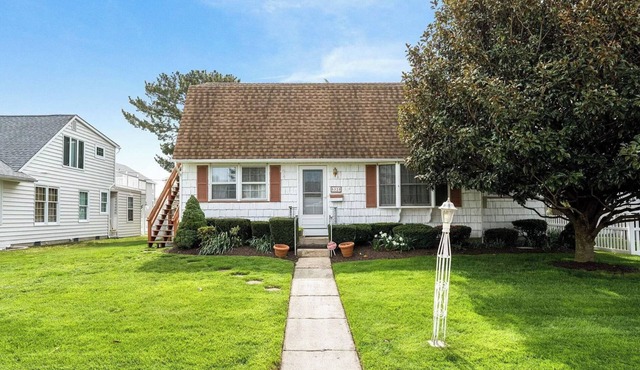 Comfy 2-brm house with porch, big yard in peaceful south Ocean City. Sleeps 6.