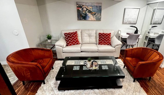 Comfy 2BR Guest Suit in the Heart of Mississauga.