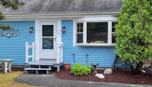 Comfy Quiet Cape Cod Retreat. Everything you need. Near Bay and Ocean Beaches