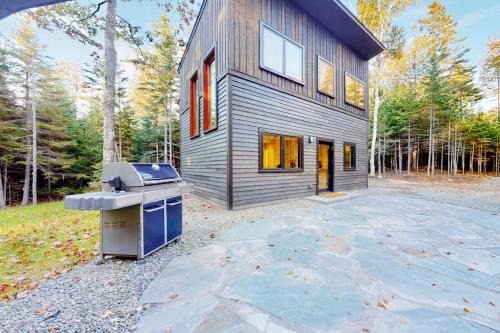 Contemporary home with woodstove, firepit, 2 kitchens & fast WiFi- walk to beach