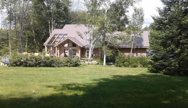 Contemporary ski retreat next to Magic Mountain, hot tub, pool table.