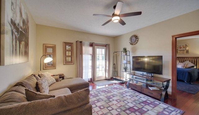 Convenient Apt 2 Mi to North Chagrin Hiking!