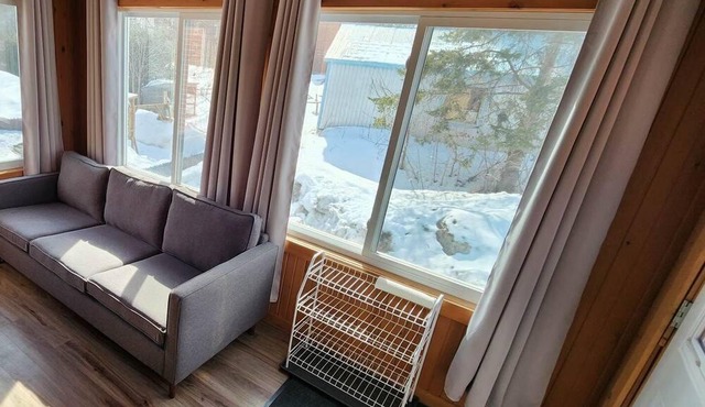 Convenient city living! Modern apartment, close to all services.