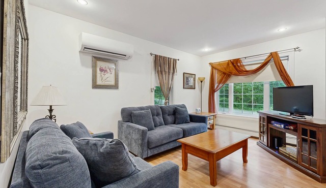 Convenient home with deck, grill, & washer/dryer - walk into town & Acadia