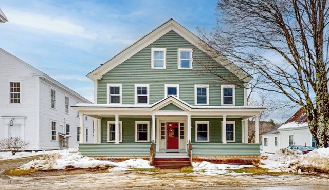 Convenient in-town house, river view, dog-friendly, deck, kitchen, w/d, TV, wifi