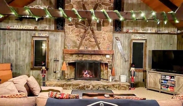 Cool Runnings Cabin: Rustic + Spacious w. Fireplace + FirePit 12 min to Stratton
