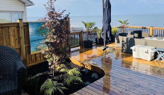 Cosy lakefront cottage on Long Beach w/ large deck, hot tub & firepit